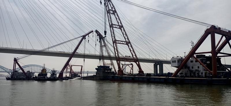 長江三橋下一艘沉船終見天日