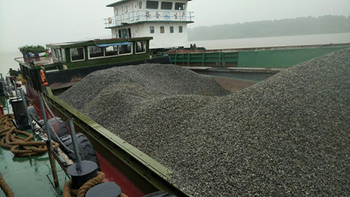 南京西方角水域成功施救一艘滿載石子擱淺船舶