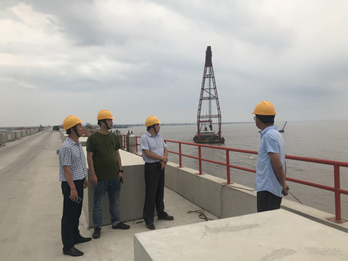 董事長(zhǎng)周向東一行蒞臨洋口工地視察