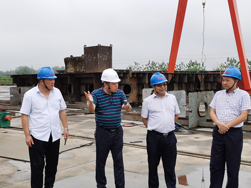 練學(xué)標(biāo)到2300噸工程船建造工地視察