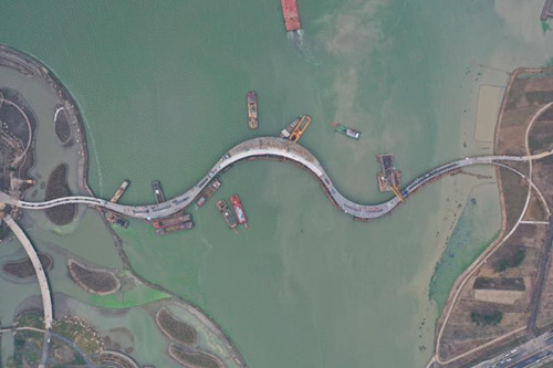 【施工前沿】大型景觀慢行橋順利合龍