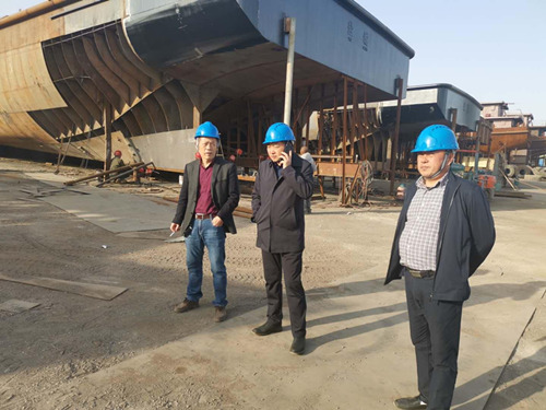 董事長周向東視察6000馬力拖輪建造情況