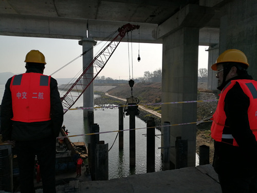 襄陽(yáng)漢江特大橋鋼棧橋拆除工程正有序推進(jìn)