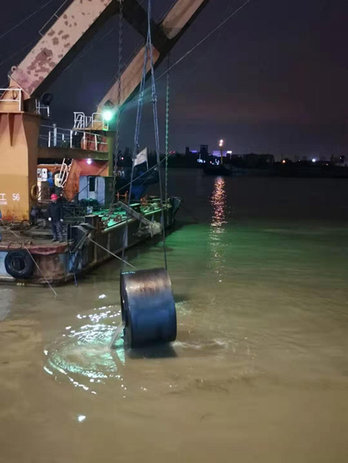 【打撈前沿】黃浦江水域成功打撈沉船及卷鋼