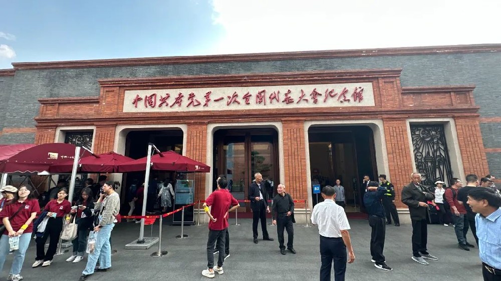 江蘇蛟龍公司接待家鄉(xiāng)涇口村老干部、老教師、老勞模赴滬開(kāi)展紅色主題教育活動(dòng)