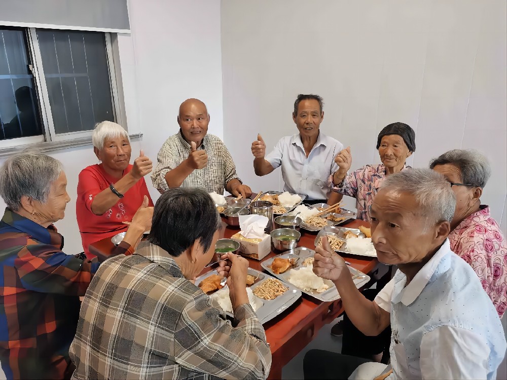 長(zhǎng)者幸福小食堂，每頓僅需2元錢就能吃上可口的飯菜