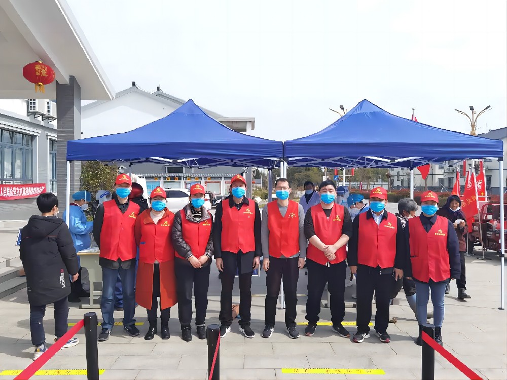 捐贈(zèng)防疫物資人，并組織志愿者服務(wù)隊(duì)為家鄉(xiāng)筑起戰(zhàn)疫“防護(hù)墻”