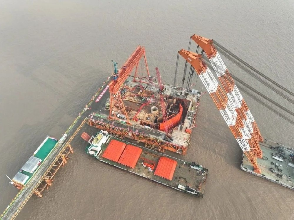 “雙臂”起重船吊裝甬舟鐵路西堠門(mén)公鐵兩用大橋主墩首塊鋼圍堰